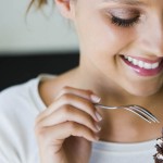 femme qui mange du gateau