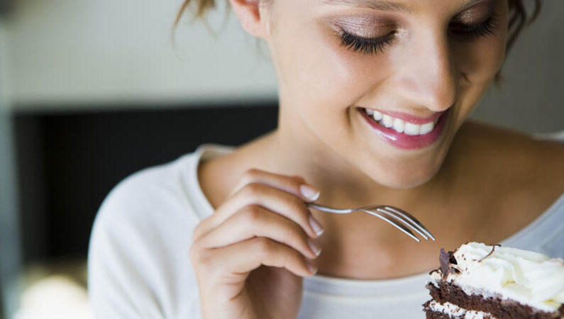 femme qui mange du gateau