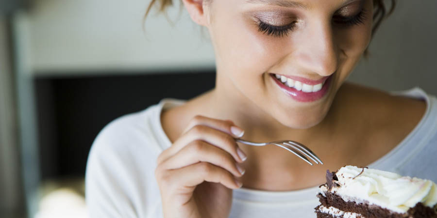 femme qui mange du gateau