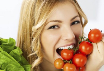 femme qui mange des legumes