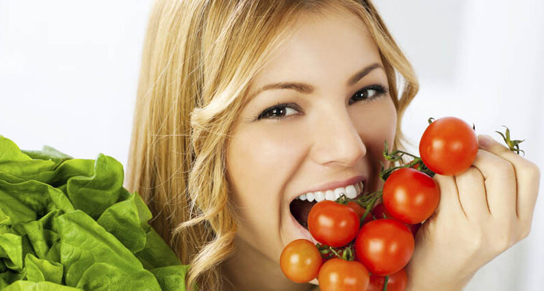 femme qui mange des legumes