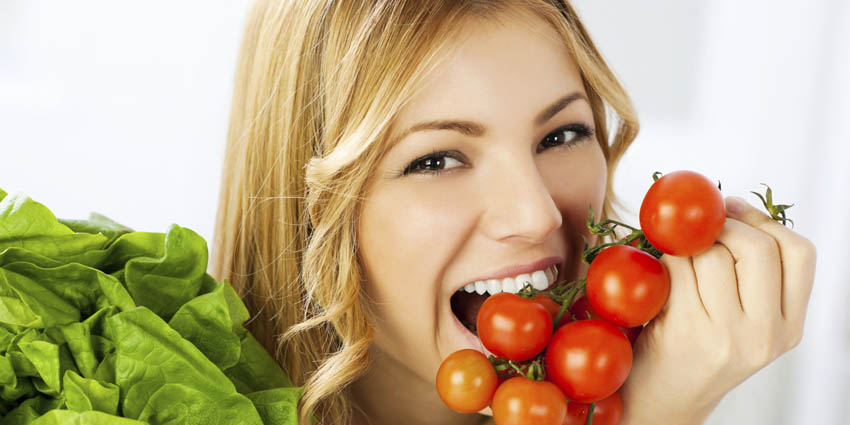 femme qui mange des legumes