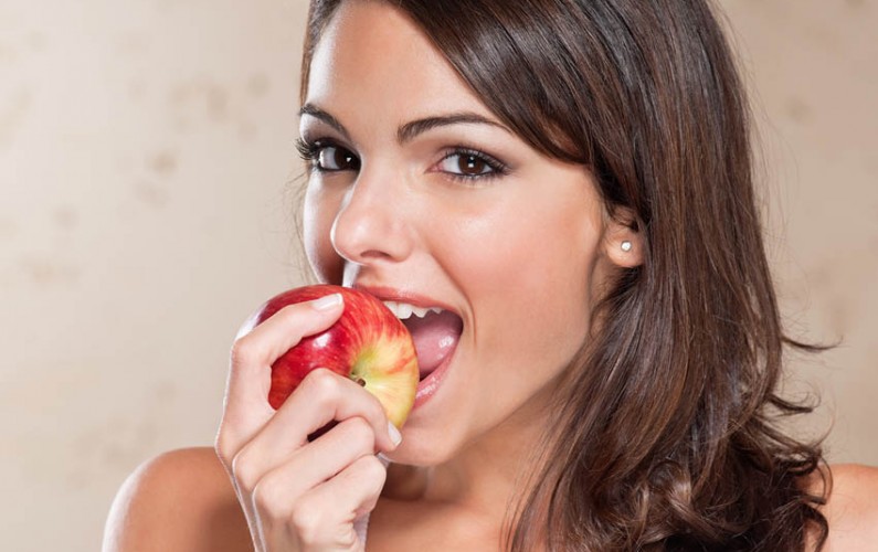 femme qui mange une pomme