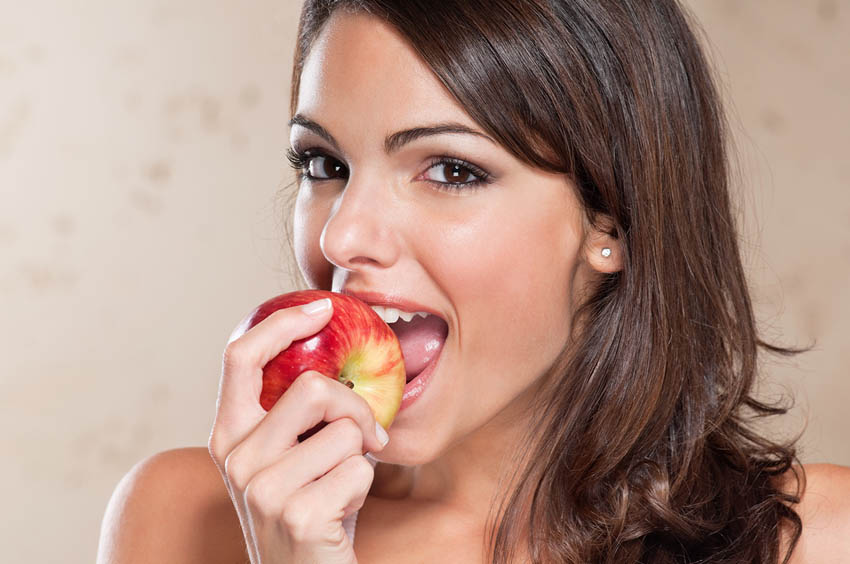 femme qui mange une pomme