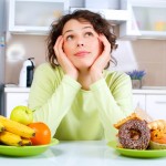 femme qui mange des fruits