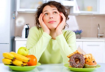 femme qui mange des fruits