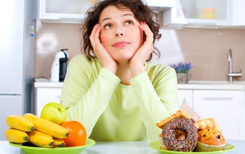 femme qui mange des fruits