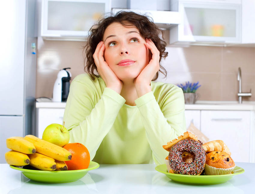 femme qui mange des fruits