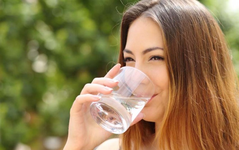 femme qui boit de l'eau